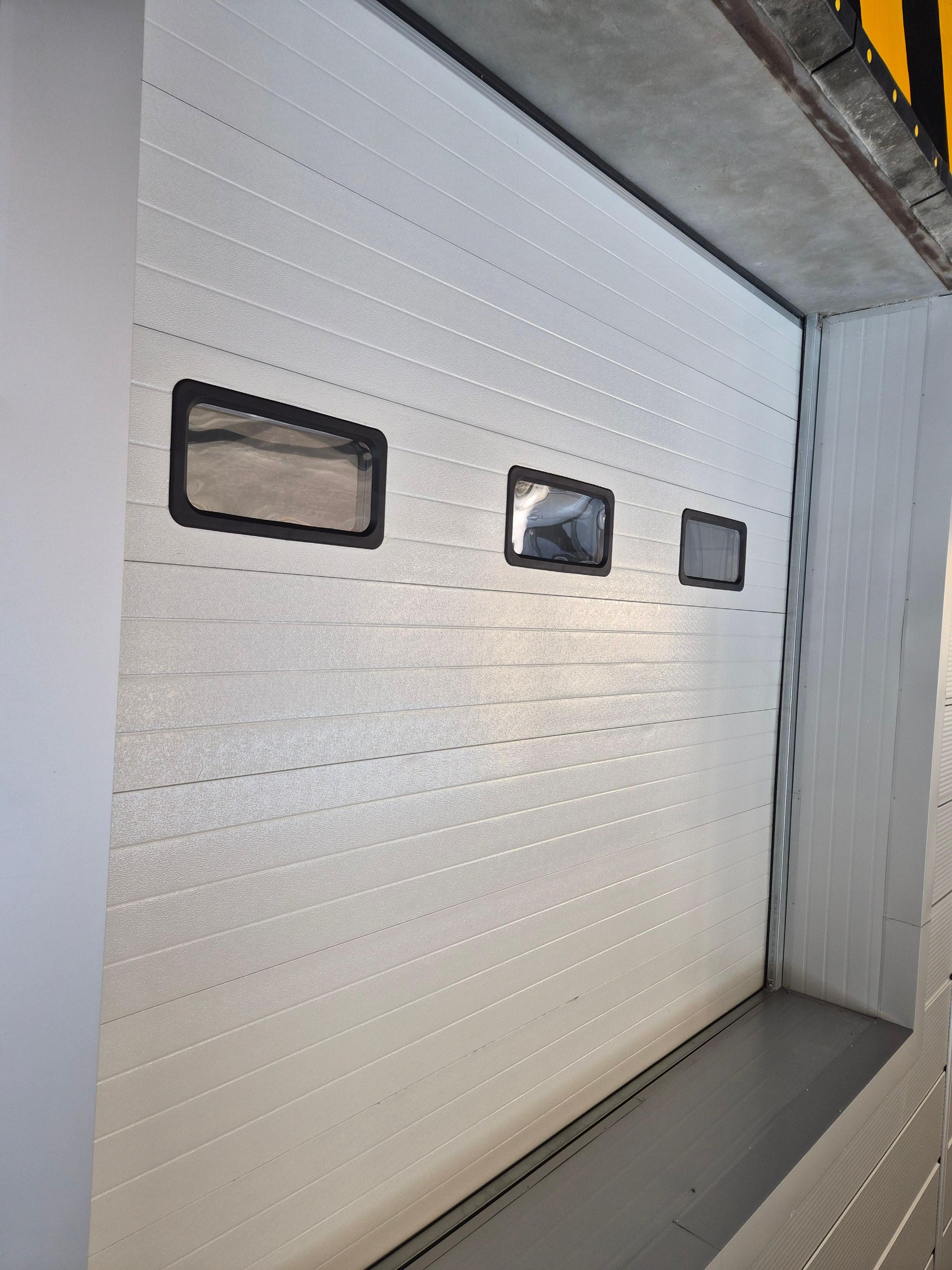 Industrial Sectional Door Supplier: Key Factors for Selecting a Reliable Partner